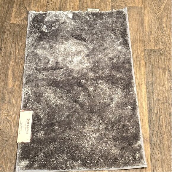 Juicy Couture Home Plush Bath Rug- Silver/Grey - Picture 5 of 10